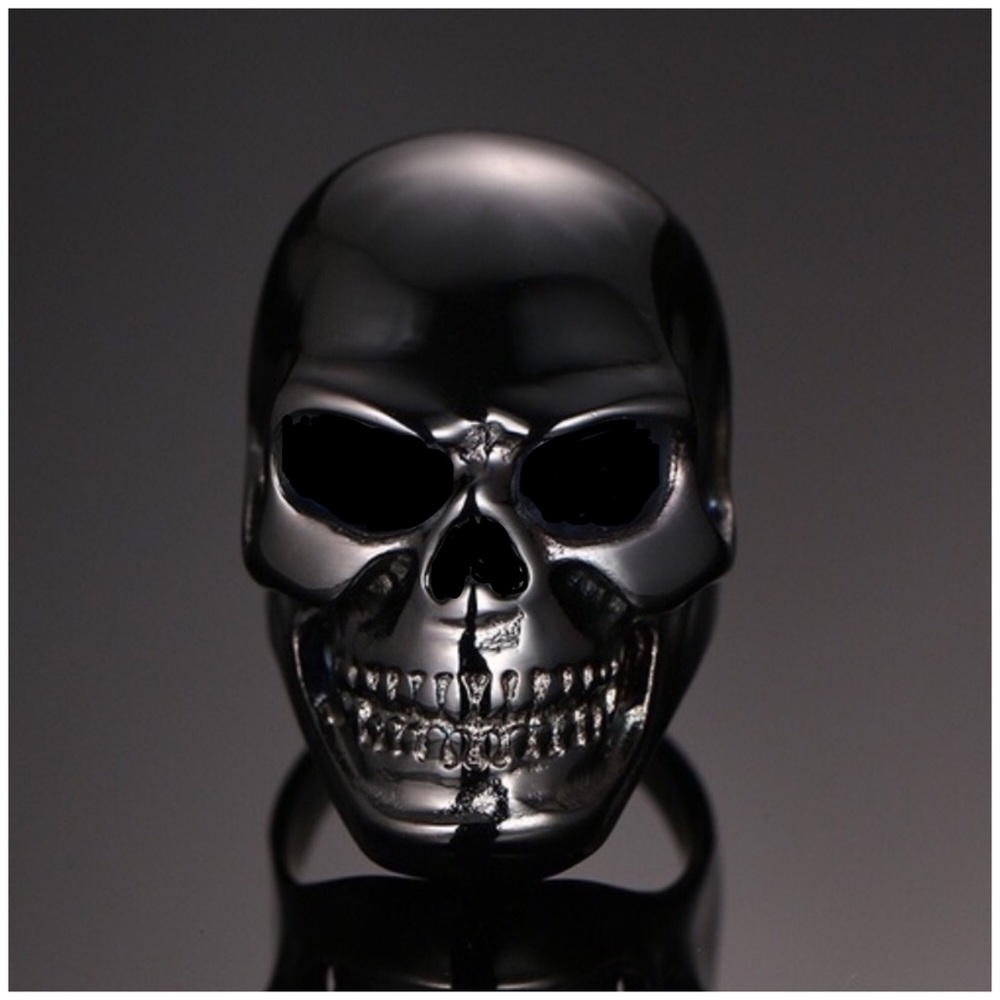Men’s Stunning Skull Ring in Black